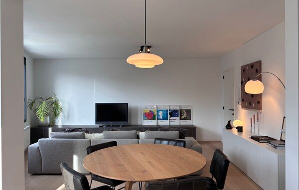 Volledig instapklaar appartement op toplocatie in Mechelen.

Het lichtrijke en moderne appartement bestaat uit een inkomhal voorzien van inbouwkasten, een berging met wasmachine en droogkast en apart toilet op het gelijkvloers. 
Op de eerste verdieping be