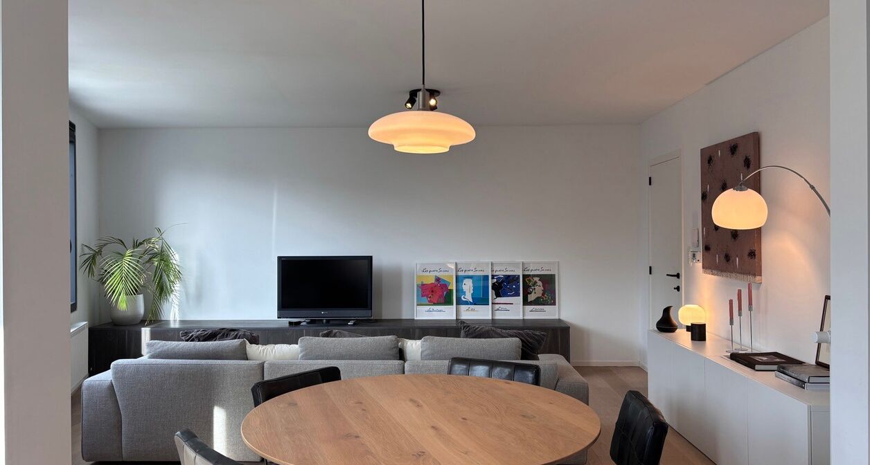 Volledig instapklaar appartement op toplocatie in Mechelen.

Het lichtrijke en moderne appartement bestaat uit een inkomhal voorzien van inbouwkasten, een berging met wasmachine en droogkast en apart toilet op het gelijkvloers. 
Op de eerste verdieping be