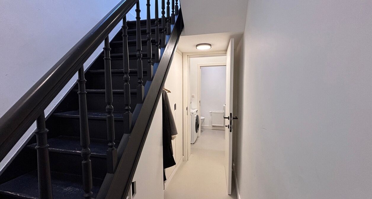 Volledig instapklaar appartement op toplocatie in Mechelen.

Het lichtrijke en moderne appartement bestaat uit een inkomhal voorzien van inbouwkasten, een berging met wasmachine en droogkast en apart toilet op het gelijkvloers. 
Op de eerste verdieping be