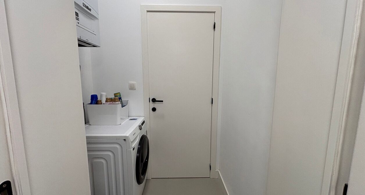 Volledig instapklaar appartement op toplocatie in Mechelen.

Het lichtrijke en moderne appartement bestaat uit een inkomhal voorzien van inbouwkasten, een berging met wasmachine en droogkast en apart toilet op het gelijkvloers. 
Op de eerste verdieping be
