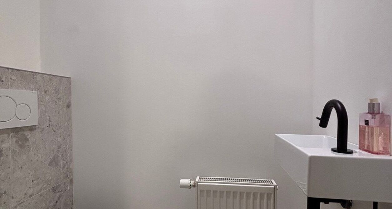 Volledig instapklaar appartement op toplocatie in Mechelen.

Het lichtrijke en moderne appartement bestaat uit een inkomhal voorzien van inbouwkasten, een berging met wasmachine en droogkast en apart toilet op het gelijkvloers. 
Op de eerste verdieping be