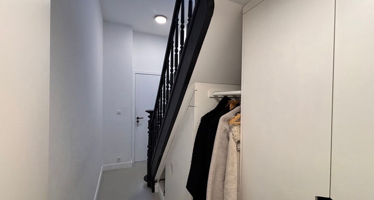 Volledig instapklaar appartement op toplocatie in Mechelen.

Het lichtrijke en moderne appartement bestaat uit een inkomhal voorzien van inbouwkasten, een berging met wasmachine en droogkast en apart toilet op het gelijkvloers. 
Op de eerste verdieping be