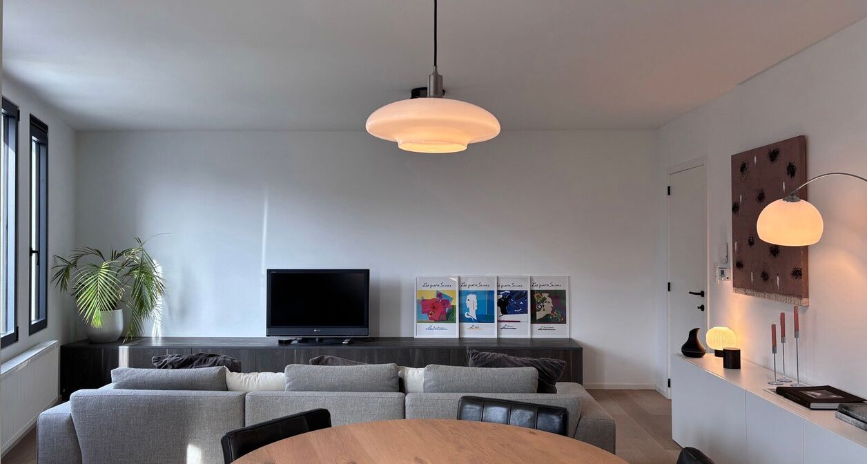Volledig instapklaar appartement op toplocatie in Mechelen.

Het lichtrijke en moderne appartement bestaat uit een inkomhal voorzien van inbouwkasten, een berging met wasmachine en droogkast en apart toilet op het gelijkvloers. 
Op de eerste verdieping be