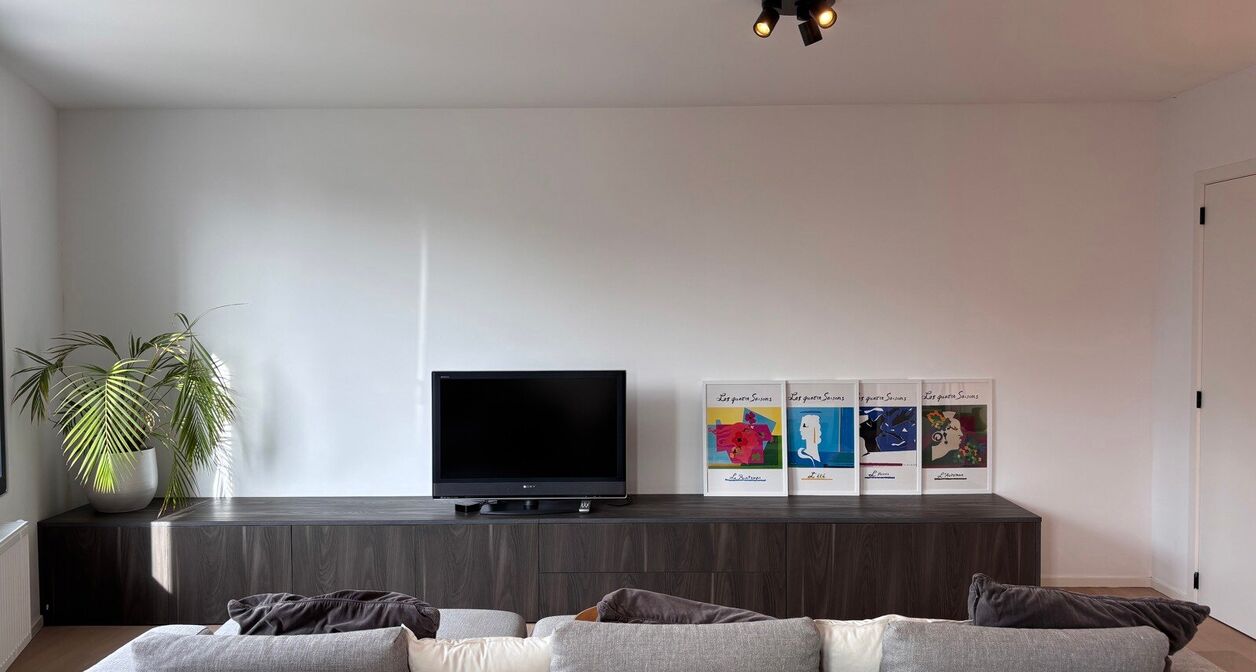 Volledig instapklaar appartement op toplocatie in Mechelen.

Het lichtrijke en moderne appartement bestaat uit een inkomhal voorzien van inbouwkasten, een berging met wasmachine en droogkast en apart toilet op het gelijkvloers. 
Op de eerste verdieping be