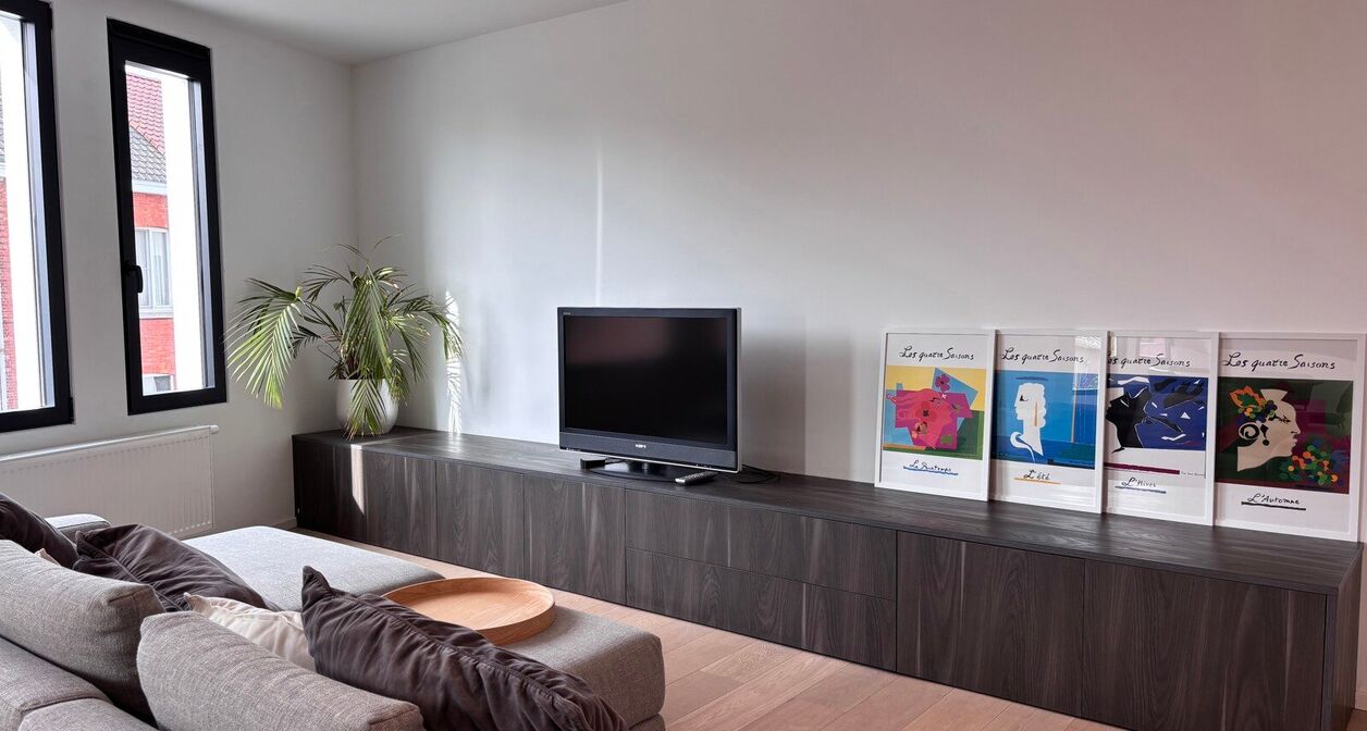 Volledig instapklaar appartement op toplocatie in Mechelen.

Het lichtrijke en moderne appartement bestaat uit een inkomhal voorzien van inbouwkasten, een berging met wasmachine en droogkast en apart toilet op het gelijkvloers. 
Op de eerste verdieping be