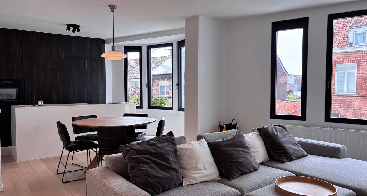 Volledig instapklaar appartement op toplocatie in Mechelen.

Het lichtrijke en moderne appartement bestaat uit een inkomhal voorzien van inbouwkasten, een berging met wasmachine en droogkast en apart toilet op het gelijkvloers. 
Op de eerste verdieping be