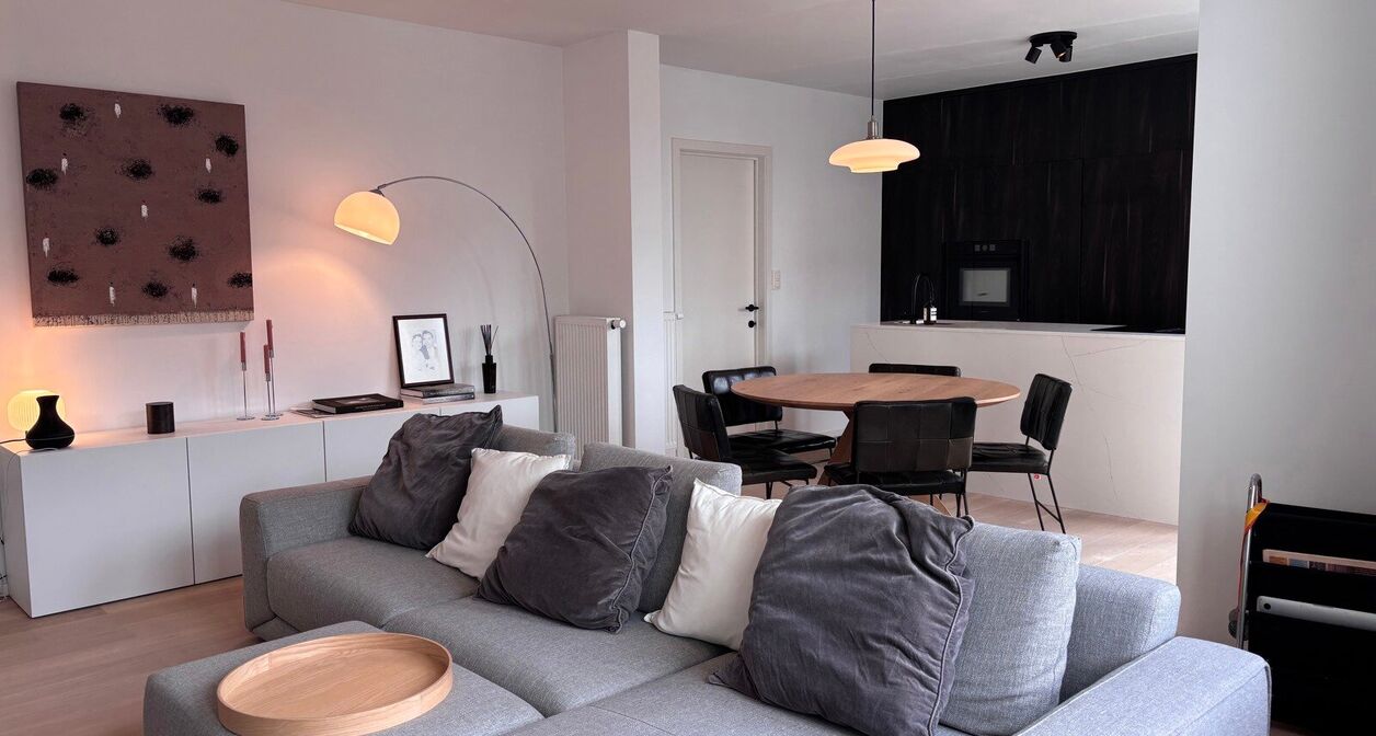 Volledig instapklaar appartement op toplocatie in Mechelen.

Het lichtrijke en moderne appartement bestaat uit een inkomhal voorzien van inbouwkasten, een berging met wasmachine en droogkast en apart toilet op het gelijkvloers. 
Op de eerste verdieping be