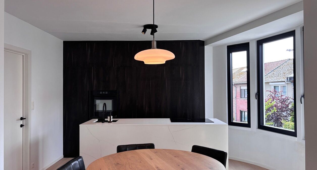 Volledig instapklaar appartement op toplocatie in Mechelen.

Het lichtrijke en moderne appartement bestaat uit een inkomhal voorzien van inbouwkasten, een berging met wasmachine en droogkast en apart toilet op het gelijkvloers. 
Op de eerste verdieping be