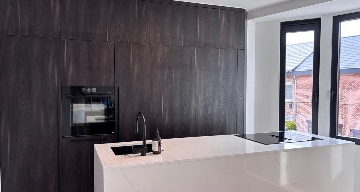 Volledig instapklaar appartement op toplocatie in Mechelen.

Het lichtrijke en moderne appartement bestaat uit een inkomhal voorzien van inbouwkasten, een berging met wasmachine en droogkast en apart toilet op het gelijkvloers. 
Op de eerste verdieping be