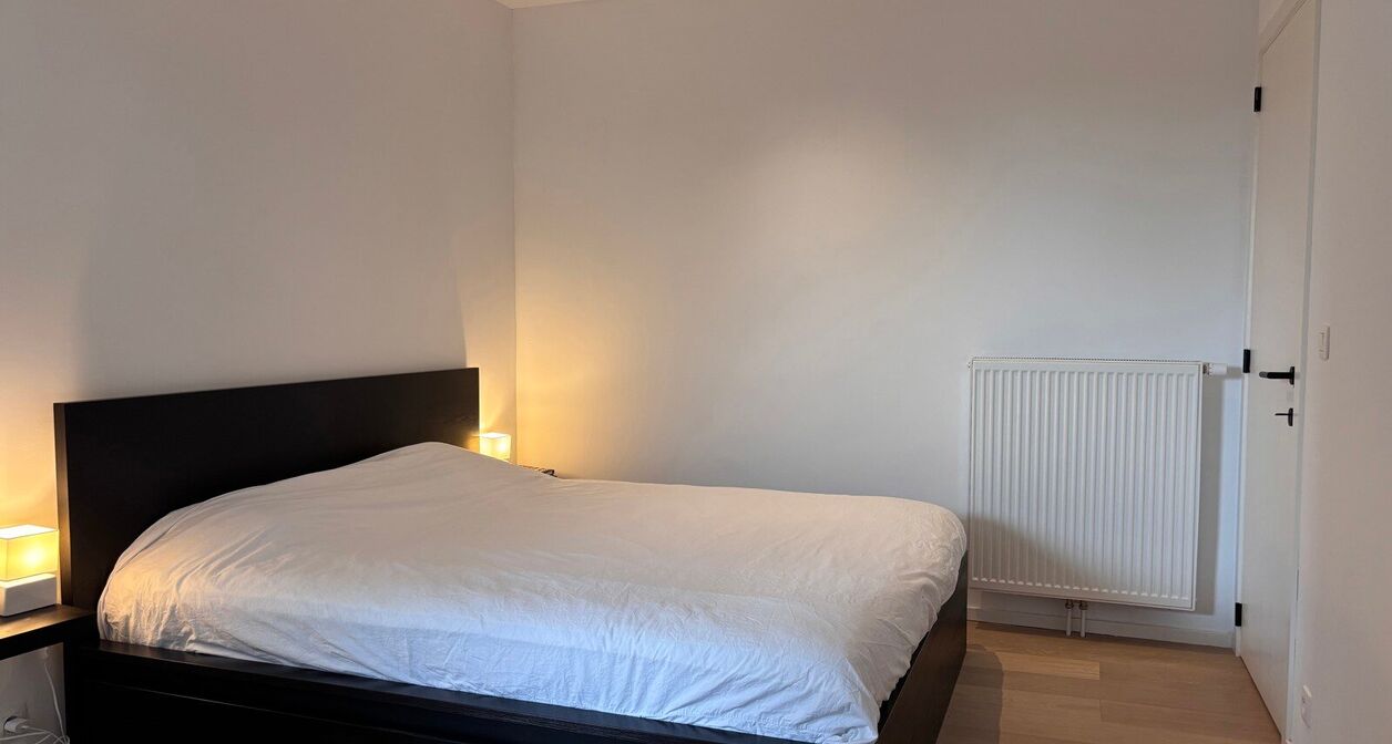 Volledig instapklaar appartement op toplocatie in Mechelen.

Het lichtrijke en moderne appartement bestaat uit een inkomhal voorzien van inbouwkasten, een berging met wasmachine en droogkast en apart toilet op het gelijkvloers. 
Op de eerste verdieping be