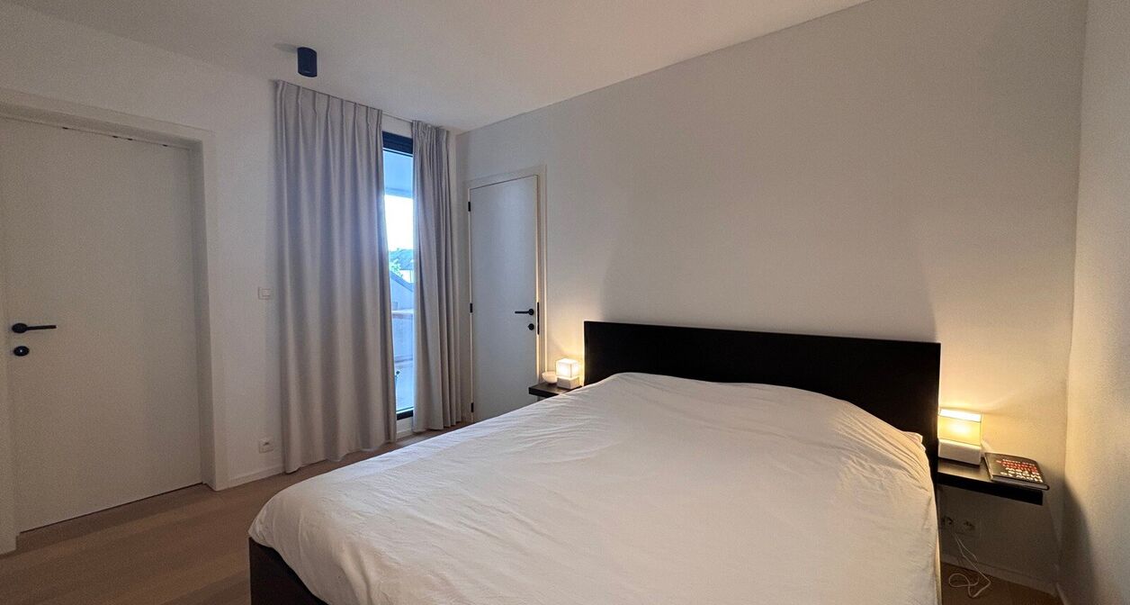 Volledig instapklaar appartement op toplocatie in Mechelen.

Het lichtrijke en moderne appartement bestaat uit een inkomhal voorzien van inbouwkasten, een berging met wasmachine en droogkast en apart toilet op het gelijkvloers. 
Op de eerste verdieping be