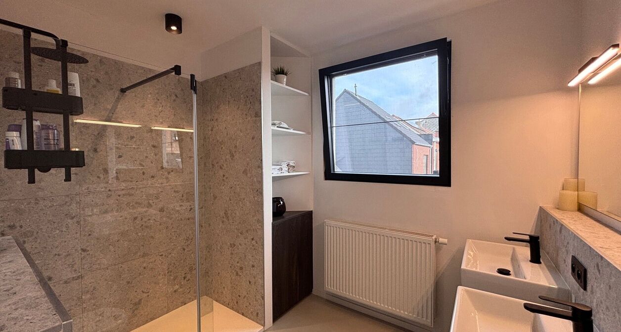 Volledig instapklaar appartement op toplocatie in Mechelen.

Het lichtrijke en moderne appartement bestaat uit een inkomhal voorzien van inbouwkasten, een berging met wasmachine en droogkast en apart toilet op het gelijkvloers. 
Op de eerste verdieping be