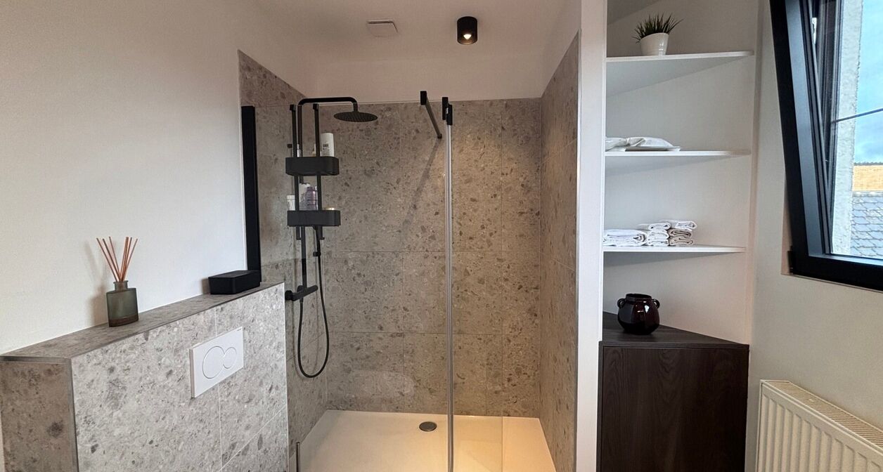 Volledig instapklaar appartement op toplocatie in Mechelen.

Het lichtrijke en moderne appartement bestaat uit een inkomhal voorzien van inbouwkasten, een berging met wasmachine en droogkast en apart toilet op het gelijkvloers. 
Op de eerste verdieping be