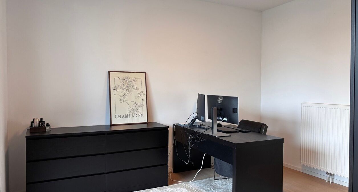 Volledig instapklaar appartement op toplocatie in Mechelen.

Het lichtrijke en moderne appartement bestaat uit een inkomhal voorzien van inbouwkasten, een berging met wasmachine en droogkast en apart toilet op het gelijkvloers. 
Op de eerste verdieping be