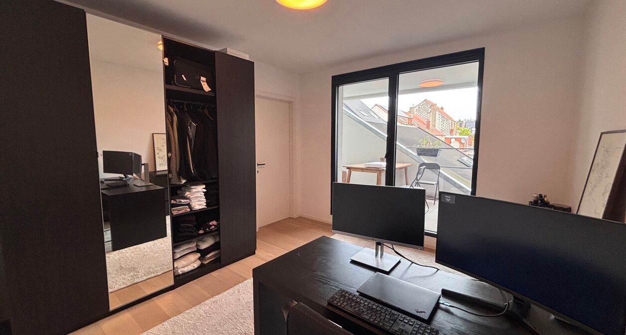 Volledig instapklaar appartement op toplocatie in Mechelen.

Het lichtrijke en moderne appartement bestaat uit een inkomhal voorzien van inbouwkasten, een berging met wasmachine en droogkast en apart toilet op het gelijkvloers. 
Op de eerste verdieping be