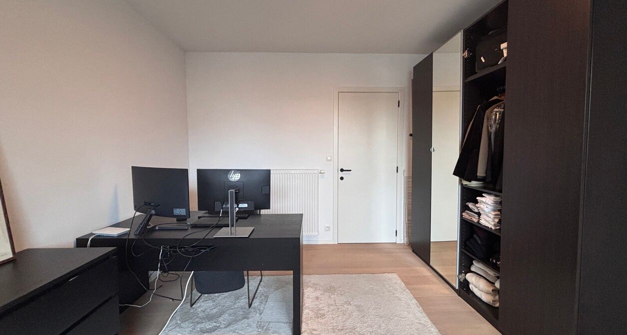 Volledig instapklaar appartement op toplocatie in Mechelen.

Het lichtrijke en moderne appartement bestaat uit een inkomhal voorzien van inbouwkasten, een berging met wasmachine en droogkast en apart toilet op het gelijkvloers. 
Op de eerste verdieping be