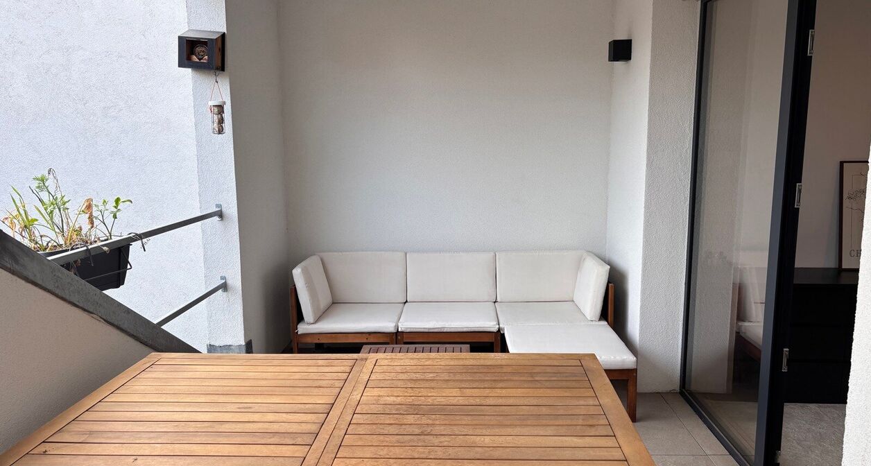 Volledig instapklaar appartement op toplocatie in Mechelen.

Het lichtrijke en moderne appartement bestaat uit een inkomhal voorzien van inbouwkasten, een berging met wasmachine en droogkast en apart toilet op het gelijkvloers. 
Op de eerste verdieping be