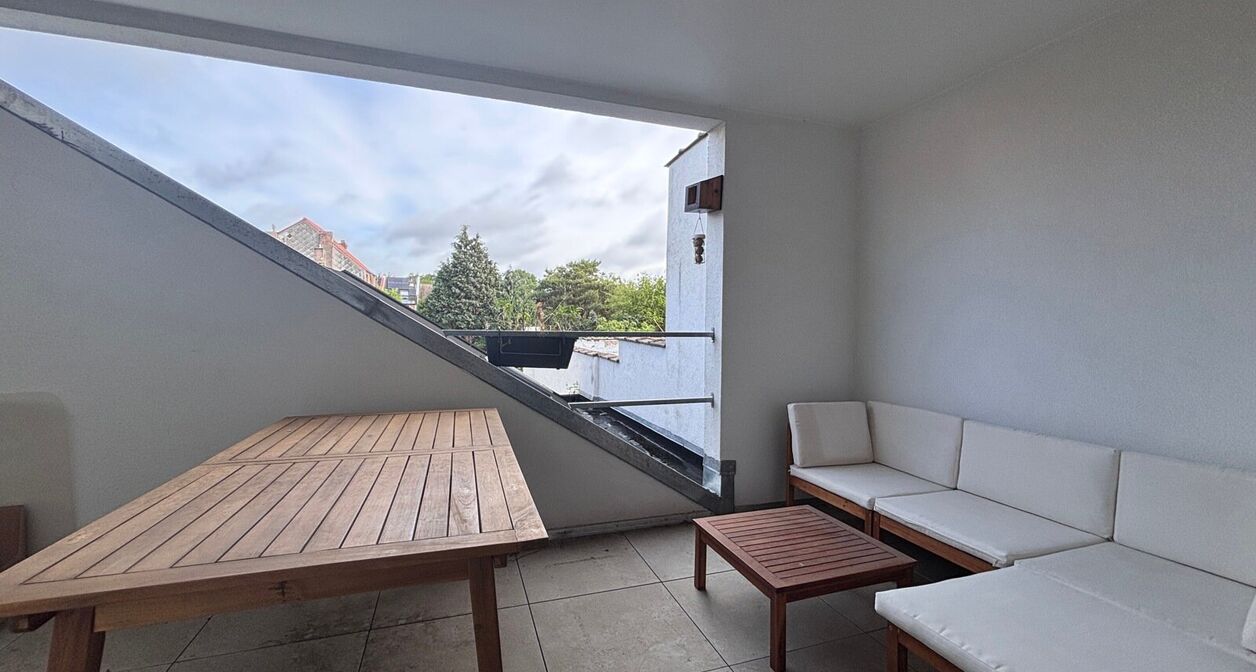 Volledig instapklaar appartement op toplocatie in Mechelen.

Het lichtrijke en moderne appartement bestaat uit een inkomhal voorzien van inbouwkasten, een berging met wasmachine en droogkast en apart toilet op het gelijkvloers. 
Op de eerste verdieping be