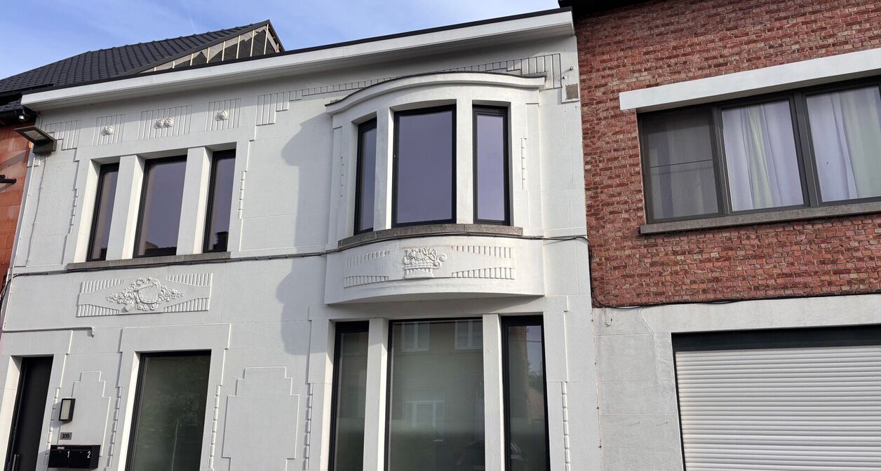 Volledig instapklaar appartement op toplocatie in Mechelen.

Het lichtrijke en moderne appartement bestaat uit een inkomhal voorzien van inbouwkasten, een berging met wasmachine en droogkast en apart toilet op het gelijkvloers. 
Op de eerste verdieping be