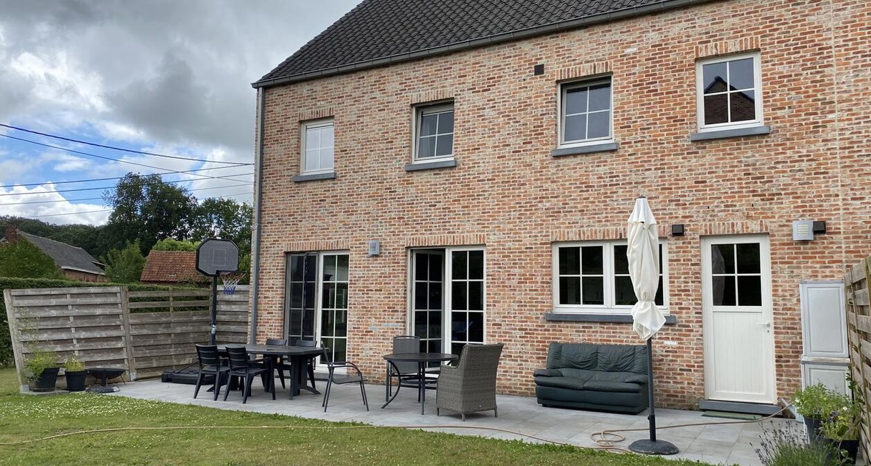 Ruime woning met 5 slaapkamers en tuin