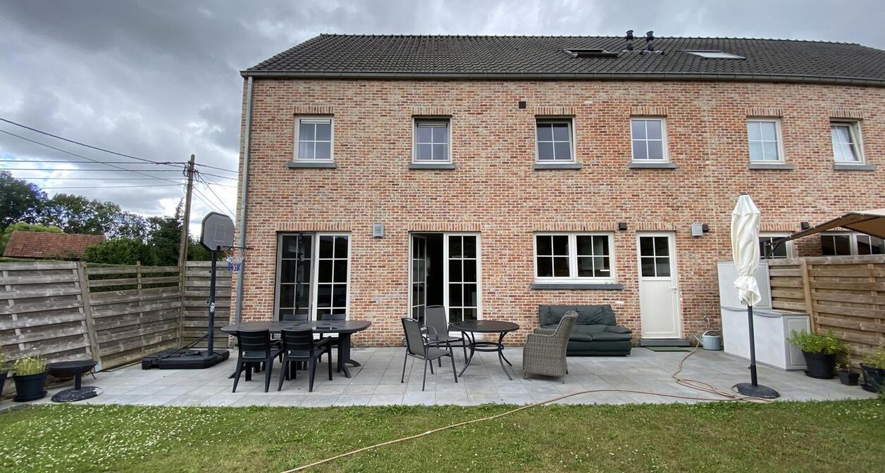 Ruime woning met 5 slaapkamers en tuin